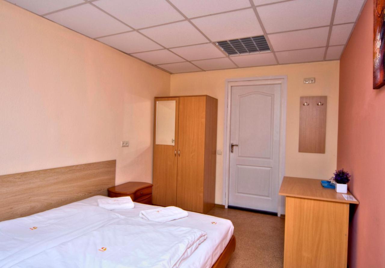 Hostel Podolski Plus Kyiv Exterior photo