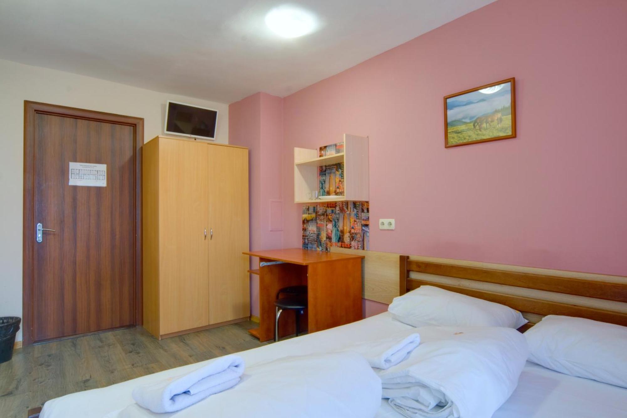 Hostel Podolski Plus Kyiv Exterior photo