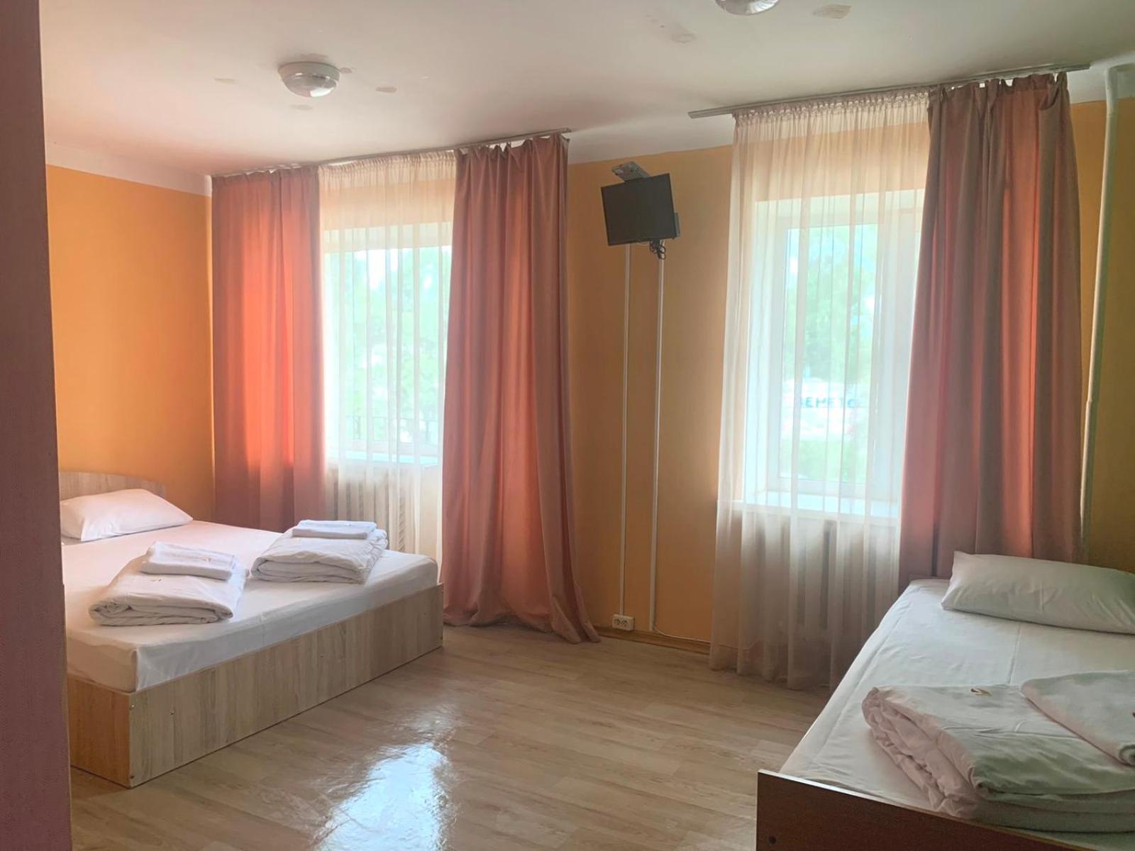 Hostel Podolski Plus Kyiv Exterior photo